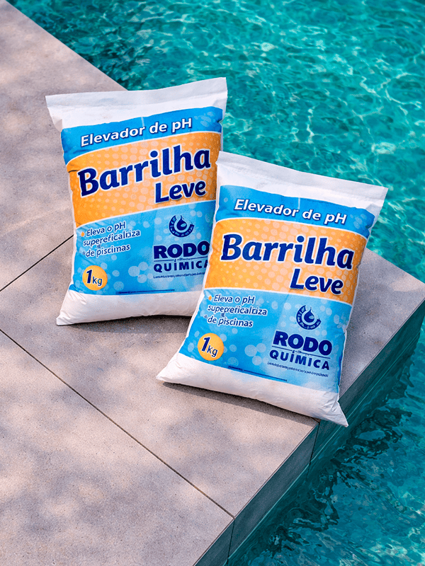 barrilha leve na área de lazer com piscina