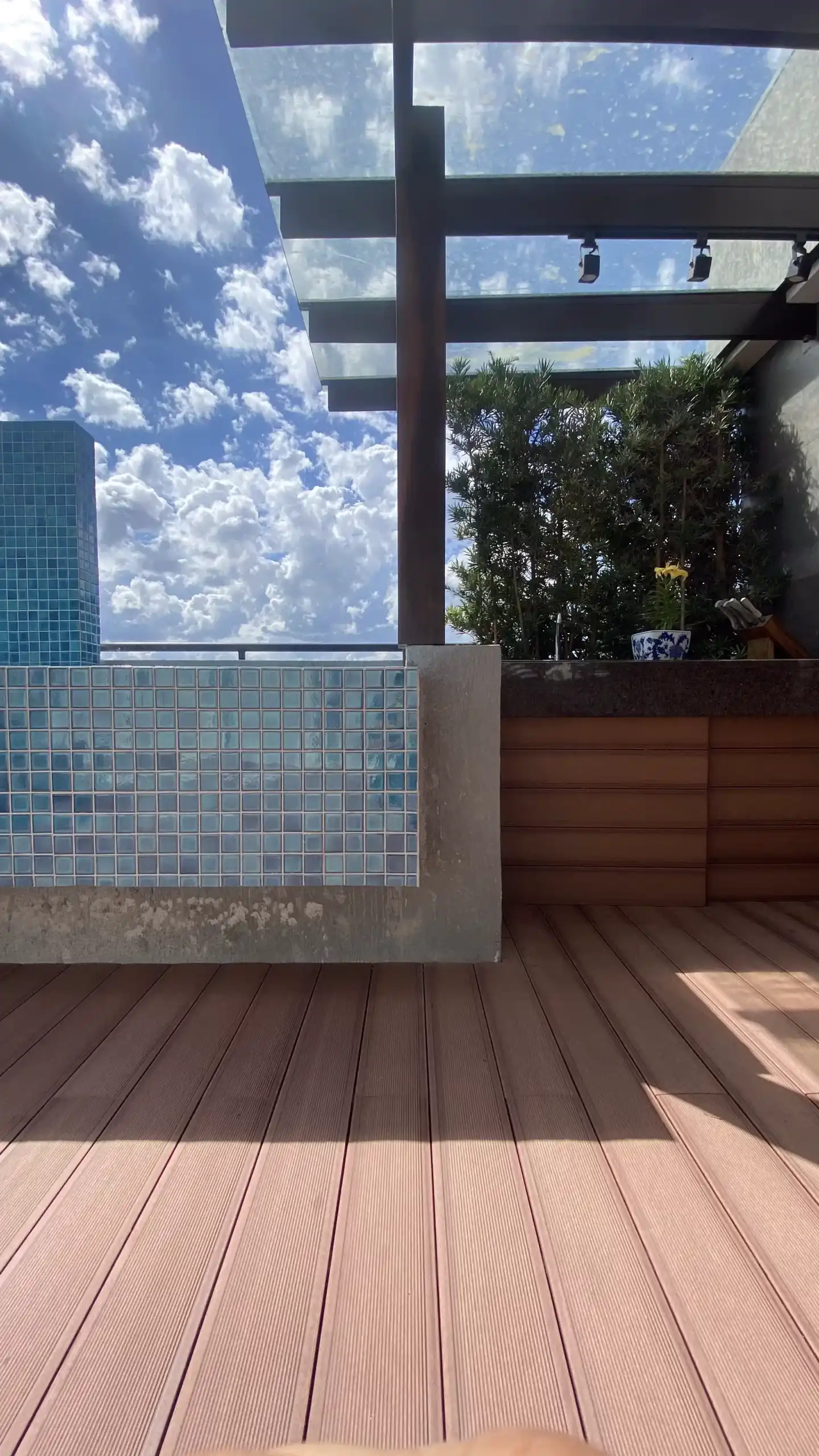 Cobertura Para Pergolado: Qual Escolher? +22 Modelos para Inspirar 59 piscina com pergolado de madeira