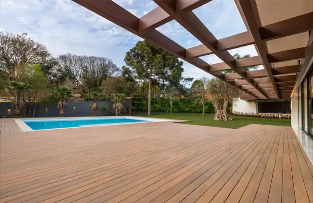 revestimento de deck plástico para pergolado churrasqueira