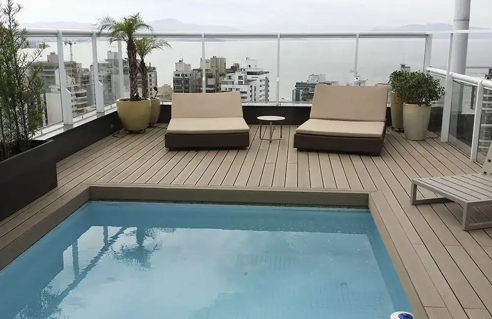 Piscina com Deck Plástico no Terraço