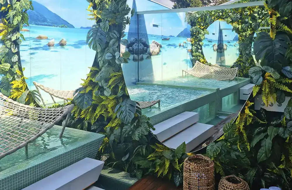 Parede da Piscina com Jardim vertical e Espelhos Redondo