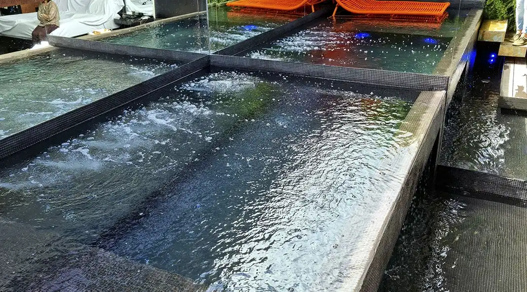 revestimento preto cerâmica para piscina