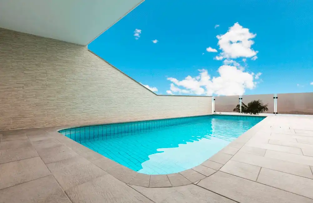 Piscina de Fibra com Borda de Concreto