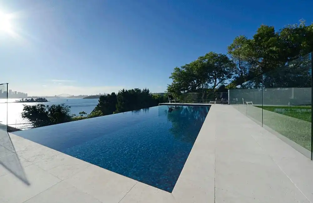 Borda de Piscina Infinita