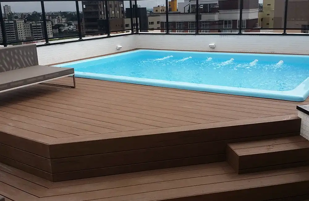 Piscina de Fibra com Borda de Deck