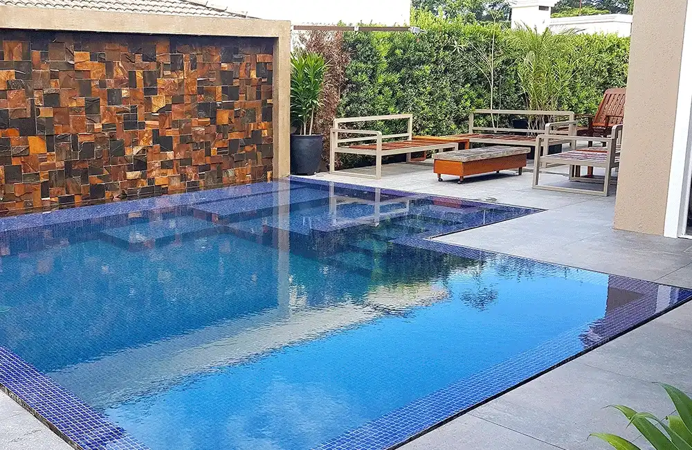 Piscina com Borda Molhada