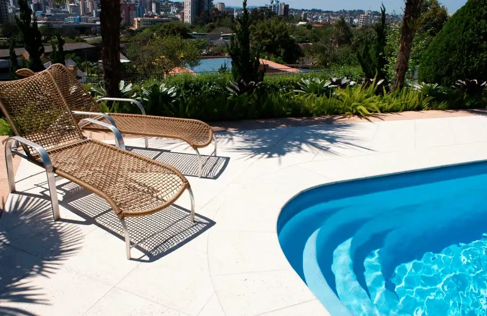 Revestimento de Porcelanato na Piscina de Fibra