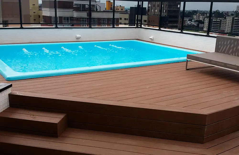 Decoração de Varanda Pequena: Ideias Incríveis para Decorar 51 Deck Plástico na piscina de fibra no terraço