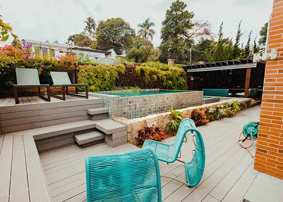 pedra hijau para piscina elevada com borda infinita e visor de vidro