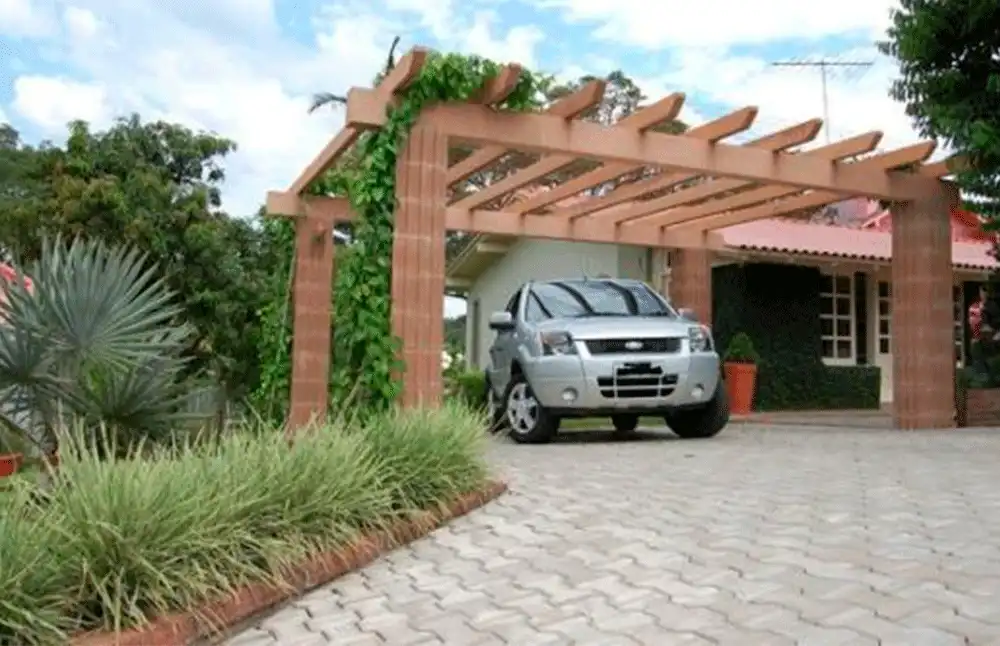 Garagem de Madeira com Plantas