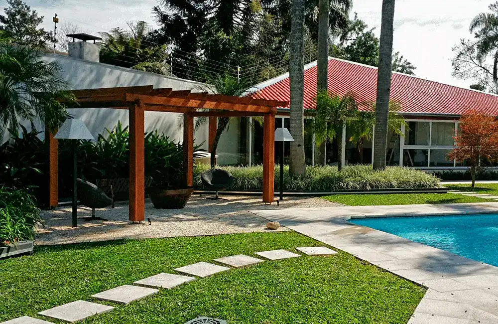 Pergolado com Piscina: +37 Fotos e Ideias para Inspirar 86 Pergolado Piscina com Caminhos de Pedra