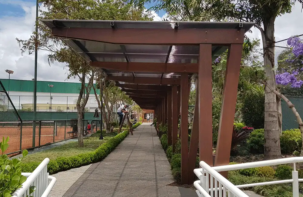 Pergolado de madeira no jardim