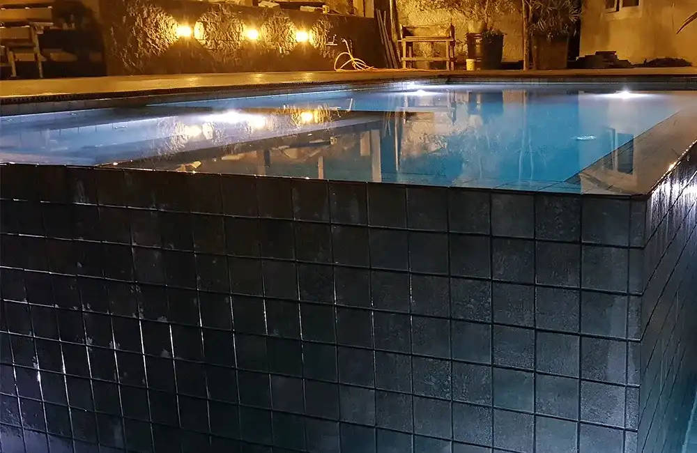 Piscina de Concreto: Como Fazer? Projetos e Modelos +39 Fotos 84 Piscina com Iluminação, borda infinita