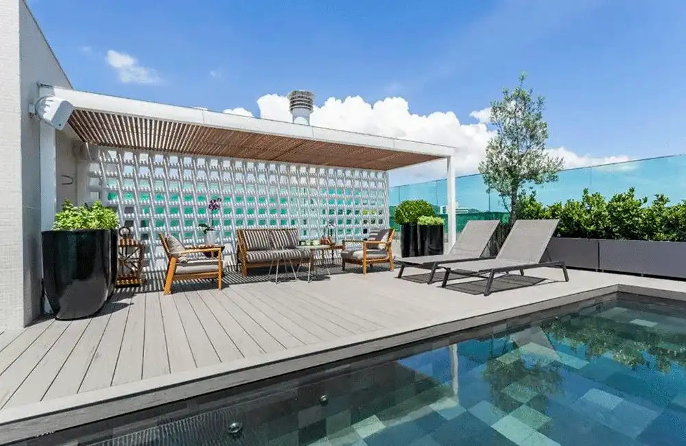 Piscina de Concreto: Como Fazer? Projetos e Modelos +39 Fotos 100 Piscina com Deck Plástico no terraço