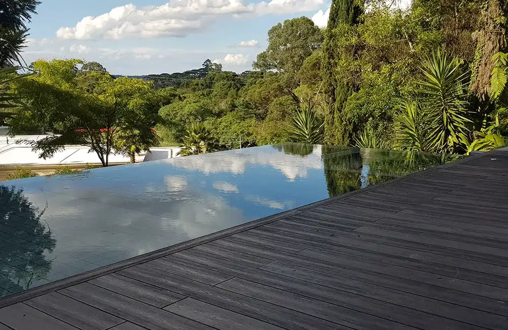 Piscina de Concreto: Como Fazer? Projetos e Modelos +39 Fotos 107 Piscina Borda Infinita de Concreto Armado em derreto alto