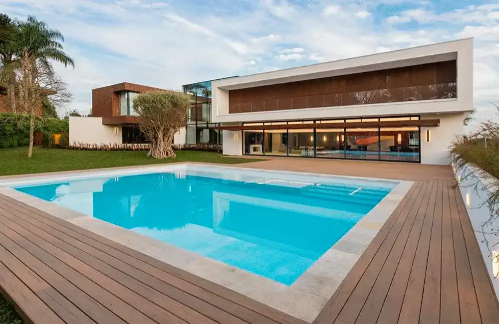 Piscina de Concreto: Como Fazer? Projetos e Modelos +39 Fotos 77 Piscina de Concreto com Deck Ecológico