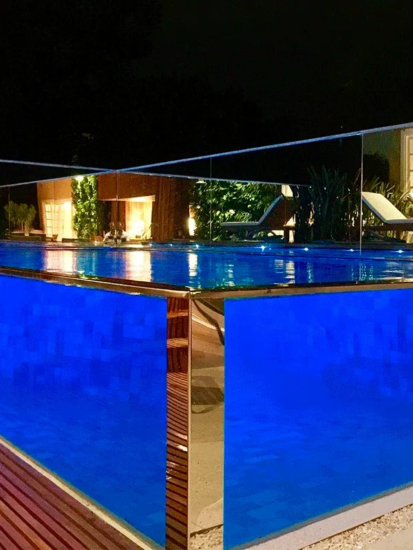 piscina de vidro com visores e iluminação