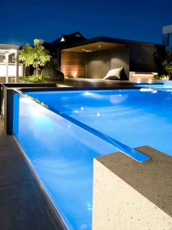 área simples com piscina de vidro