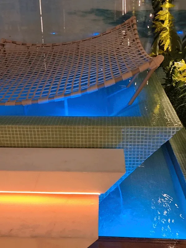 piscina com led e borda infinita