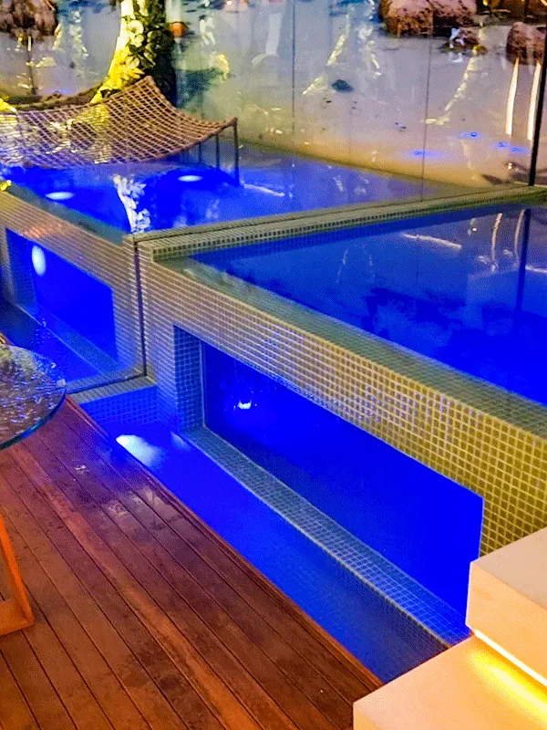 piscina com visor de vidro e luminotécnico 