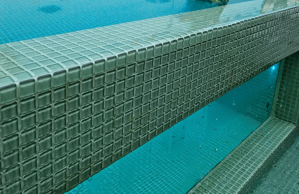 pastilha de vidro no revestimento de piscinas