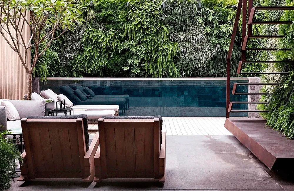 piscina com parde de jardim vertical