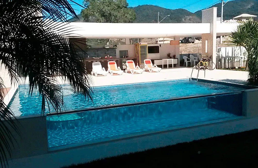 casa com piscinas modernas