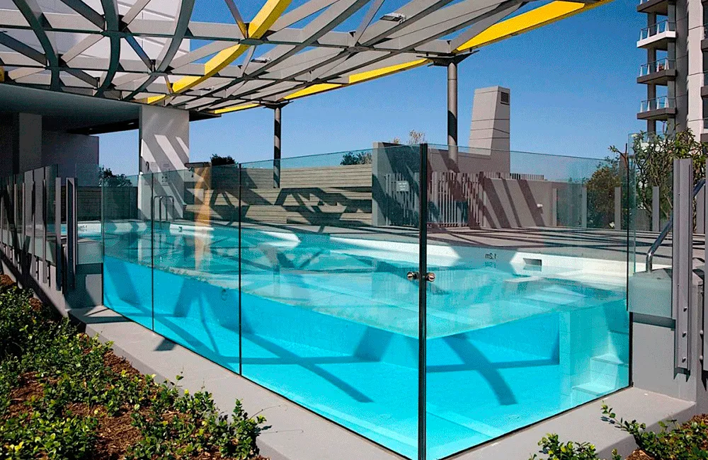piscina com vidro limpo