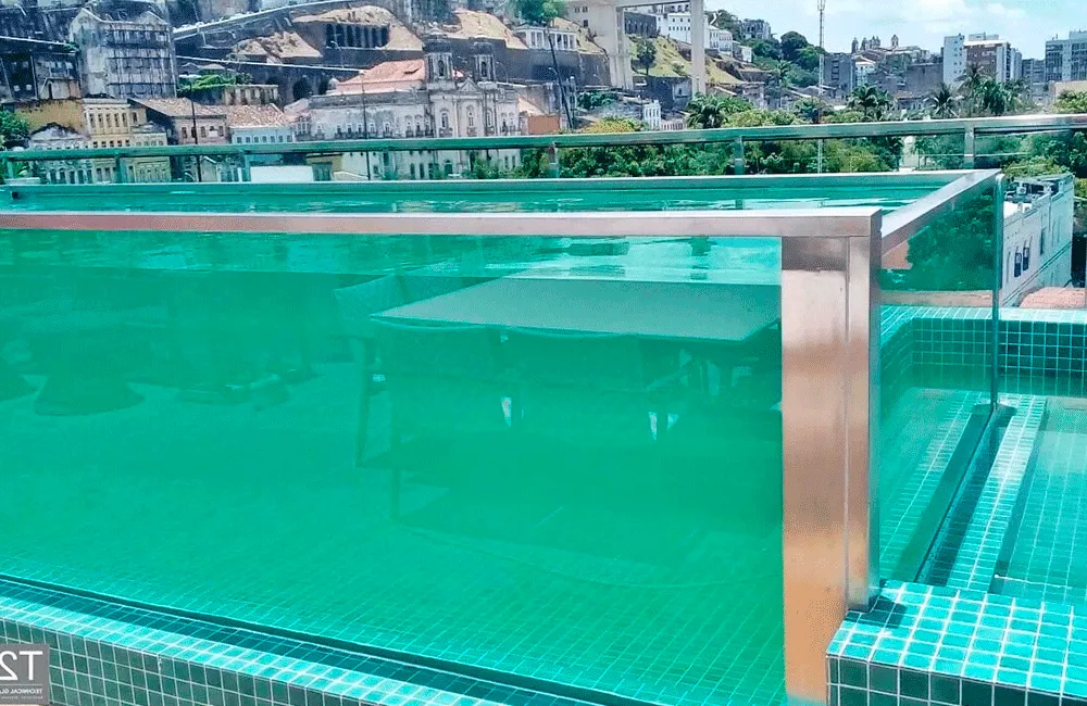 terraço com pisicna de vidro e bordas de aluminio 