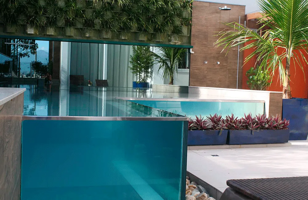 detalhe do vidro da piscina na área de lazer pequena