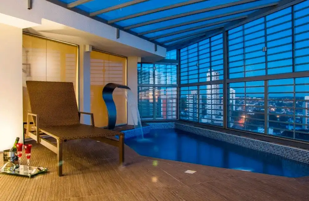 Piscina na varanda com cascata