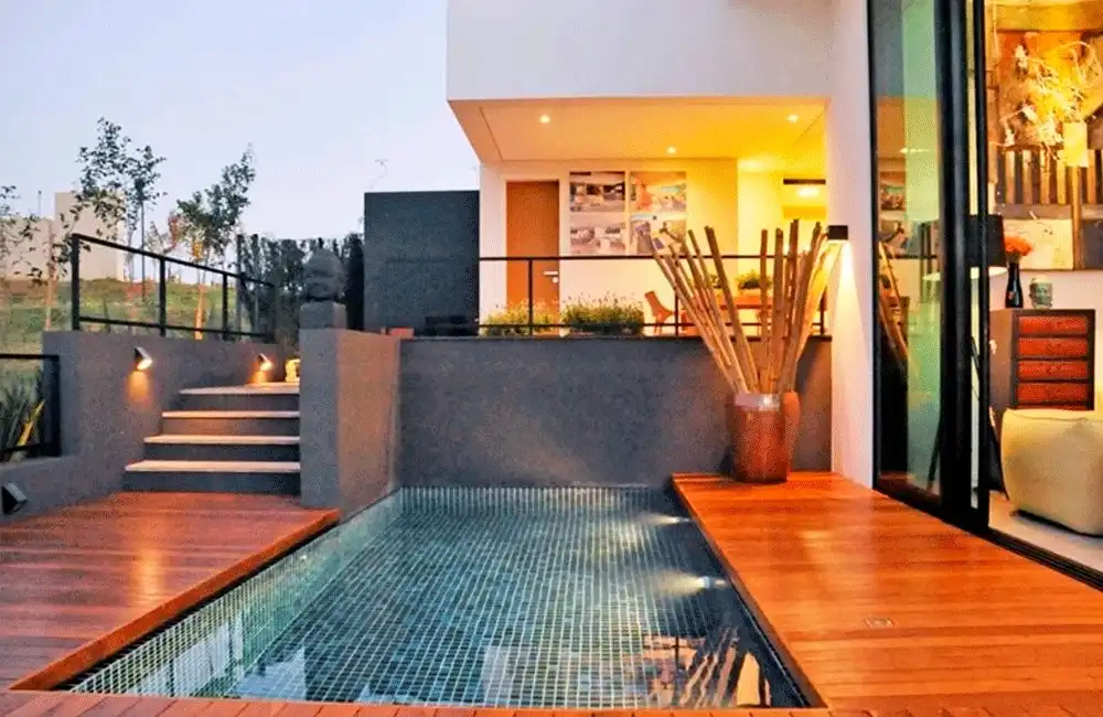 Piscina de vinil com deck de madeira