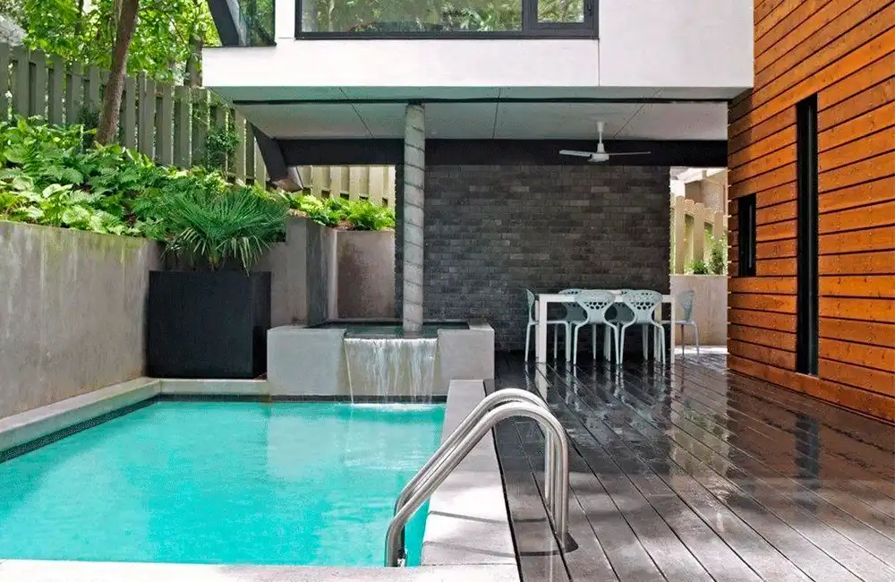 Piscina com deck Preto