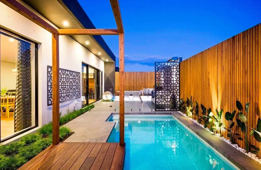 Piscina com deck e painel de madeira