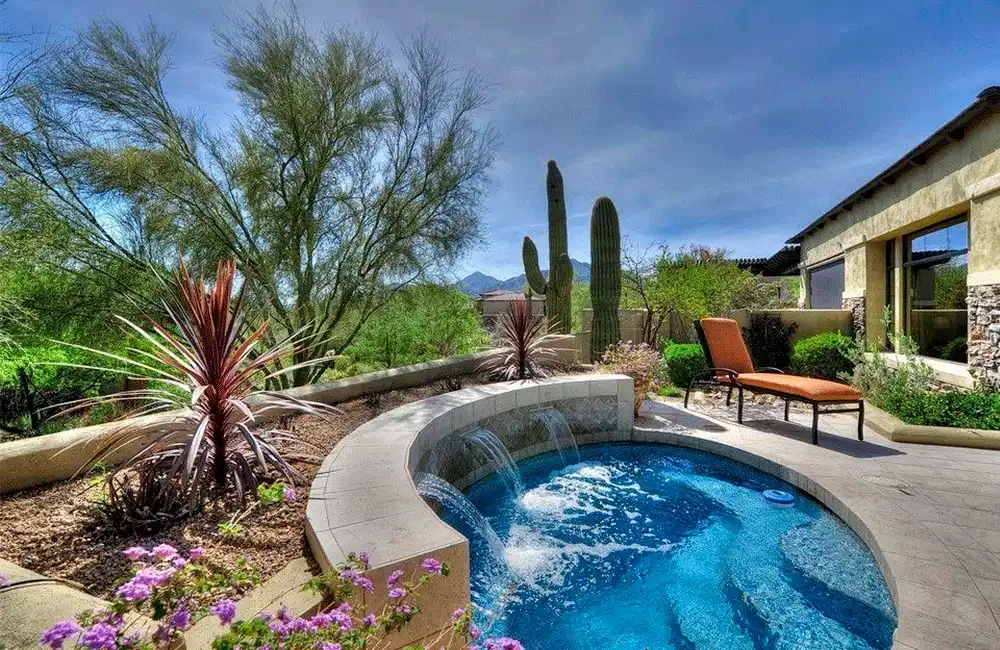 Piscina redonda com cactos