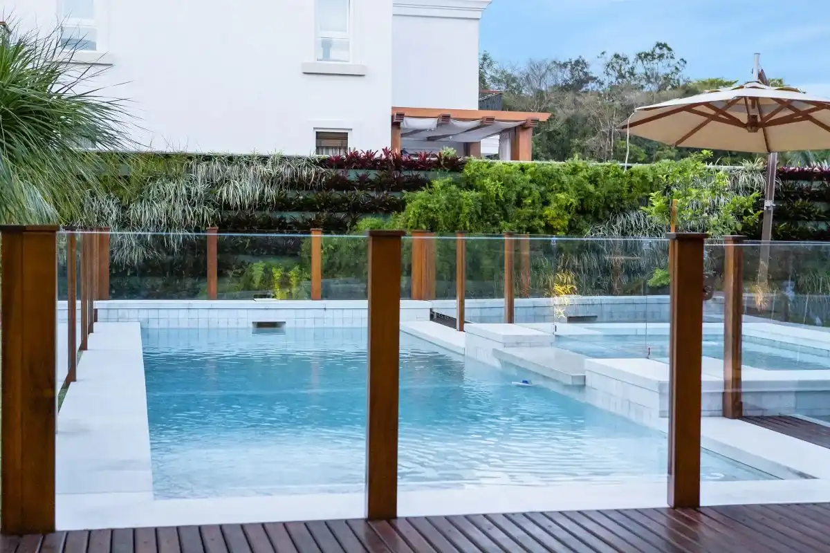 piscinas pequenas com proteção de vidro