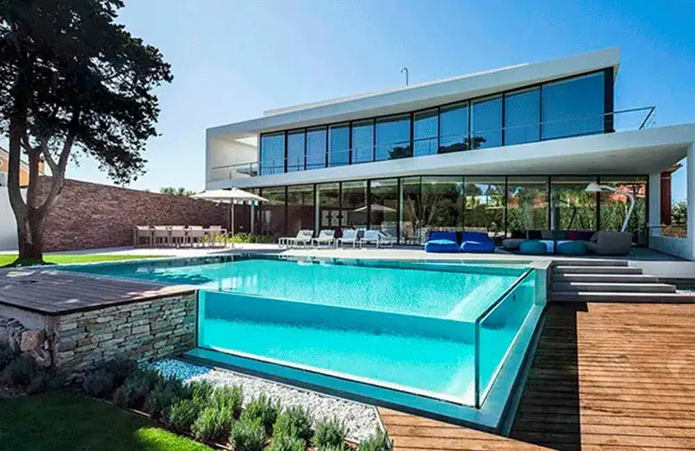 Piscina com visor de vidro elevada