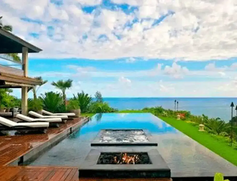 Piscina borda infinita com espaço de lareira