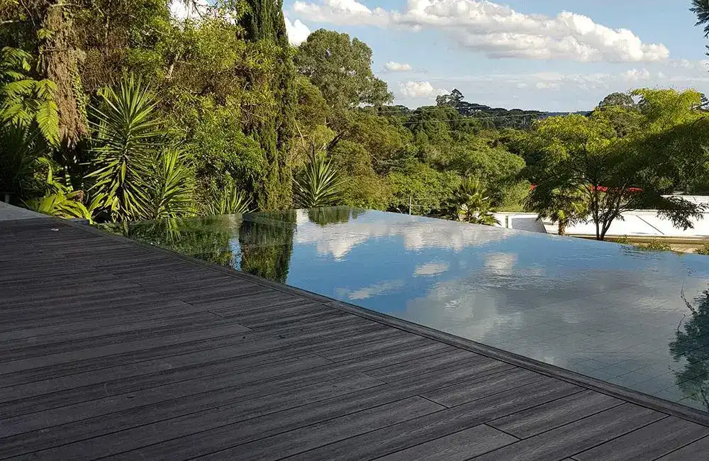Piscina Elevada: +45 fotos para Inspirar seu projeto 127 piscina borda infinita elevada no terreno alto