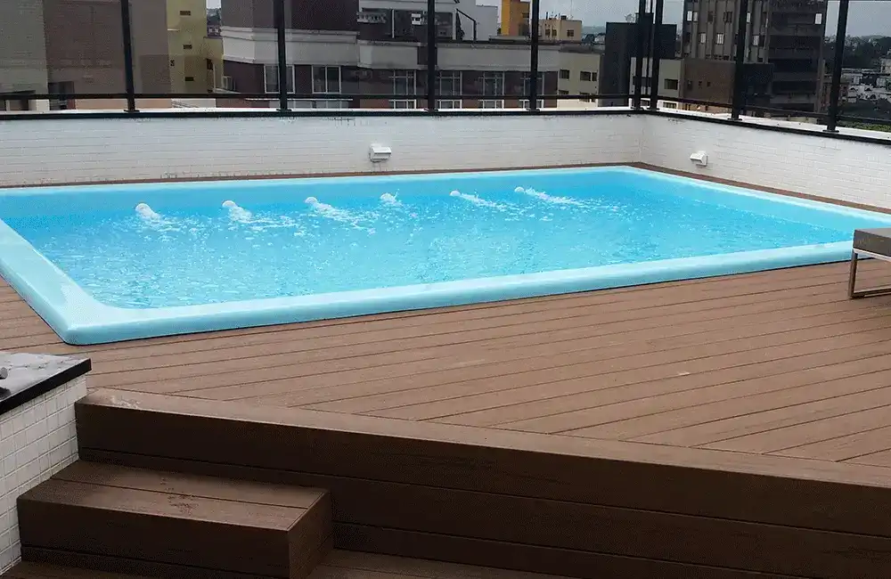 Piscina elevada de fibra com deck 