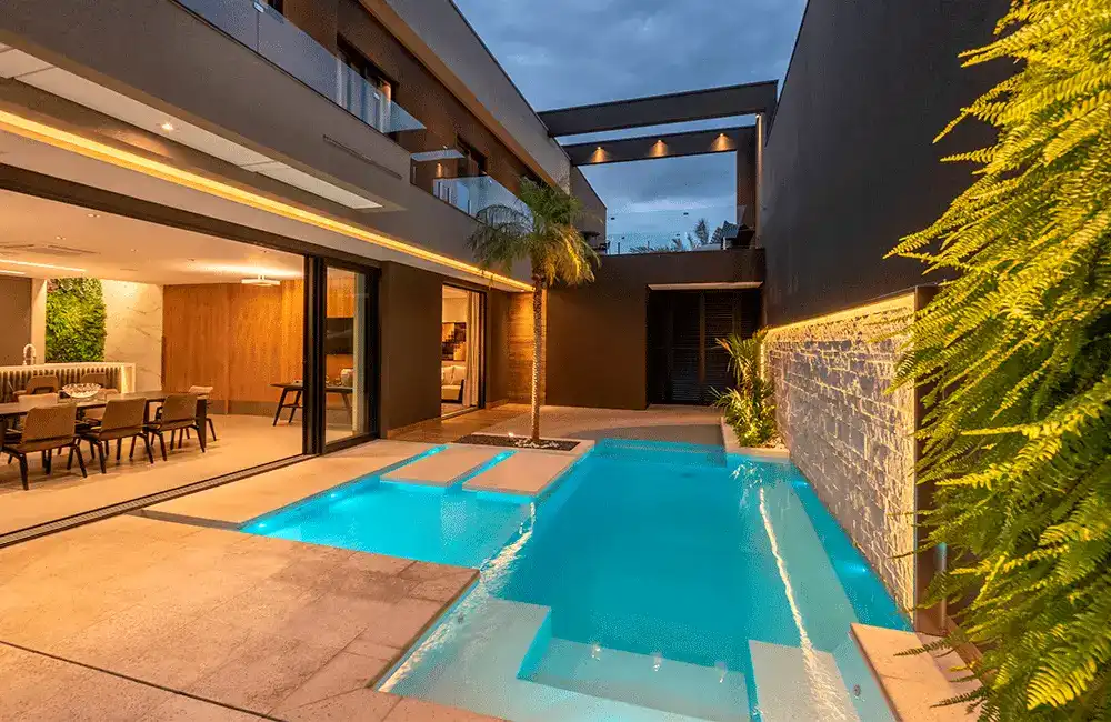 Piscina branca com iluminação