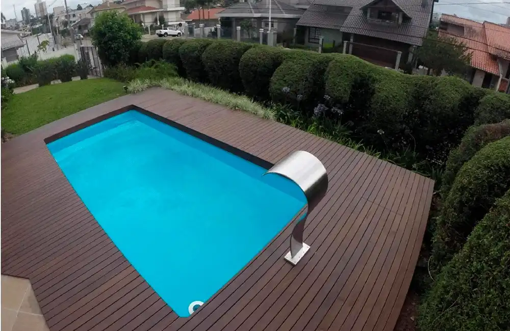 piscina deck de madeira e cascata de inox