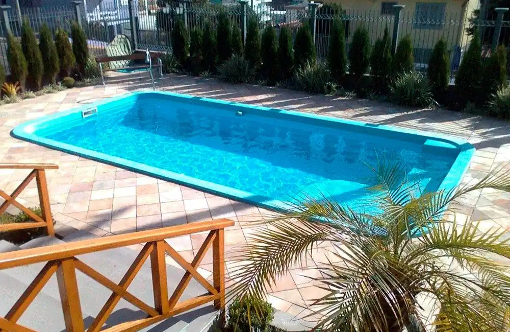 paisagismo na piscina de fibra