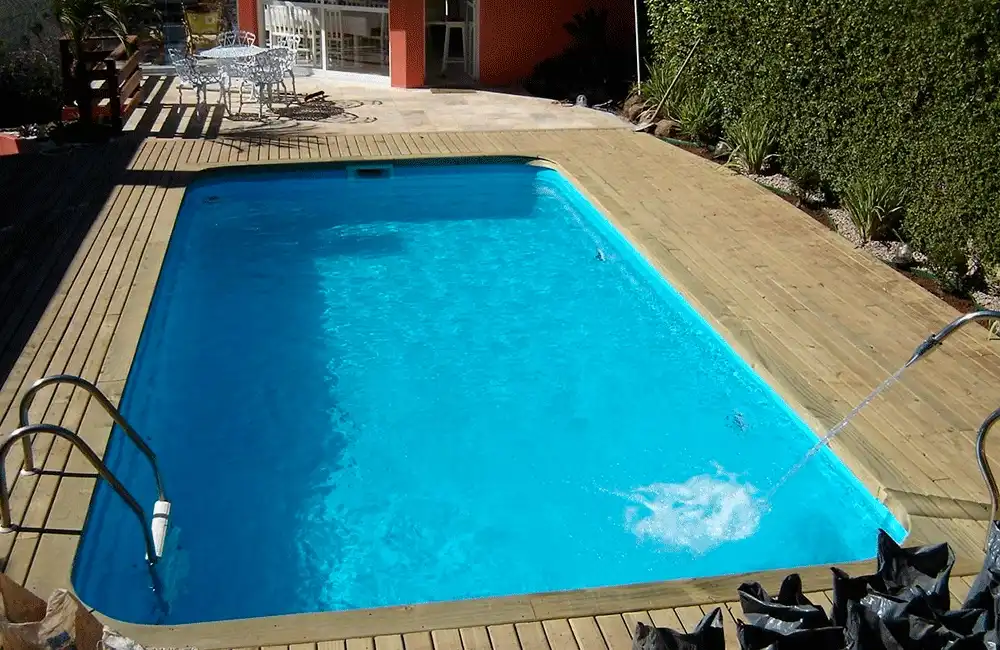 piscina retangular com deck deck de pinus