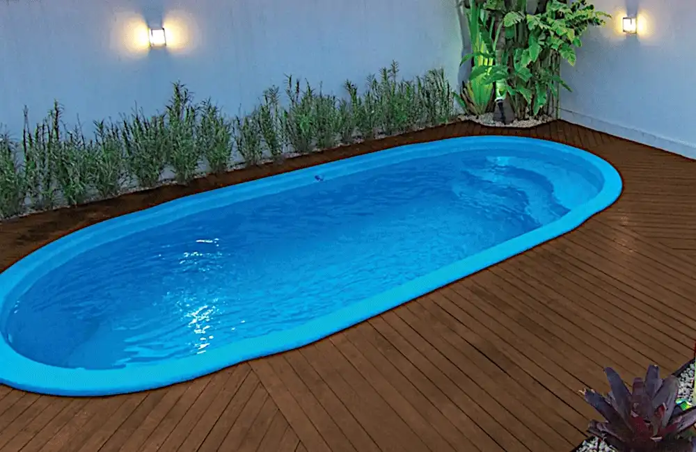Piscina com deck em volta