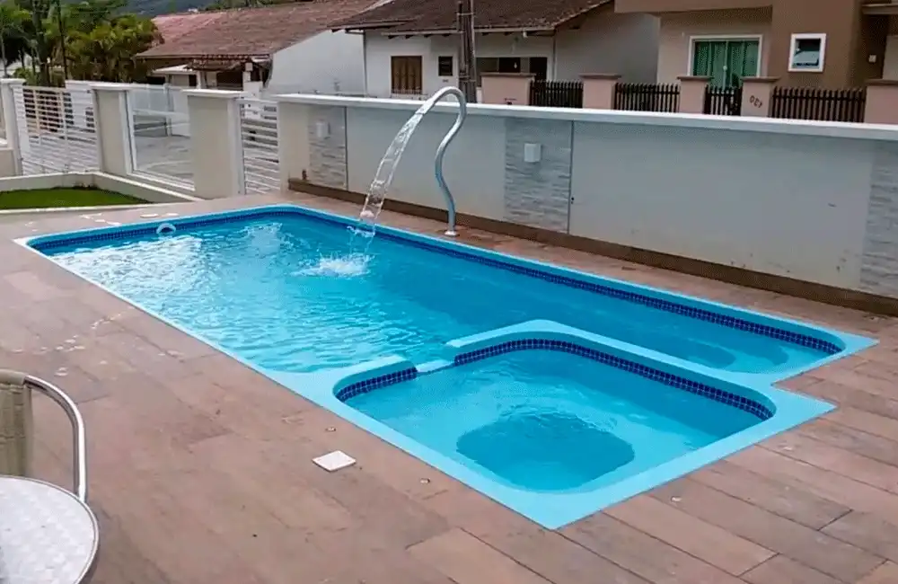 Piscina de fibra com spa integrado