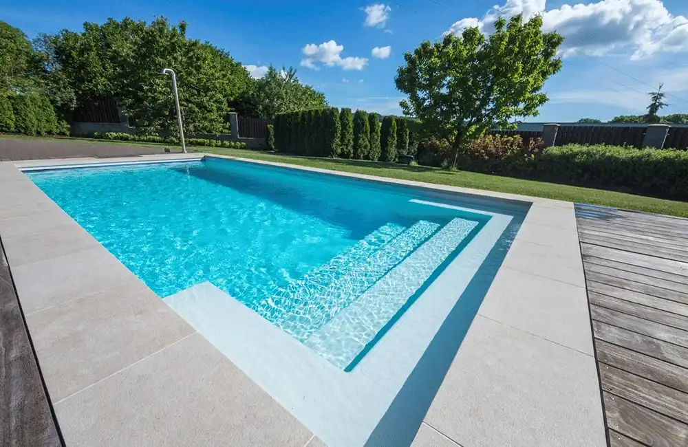 Piscina de fibra com plantas na parede