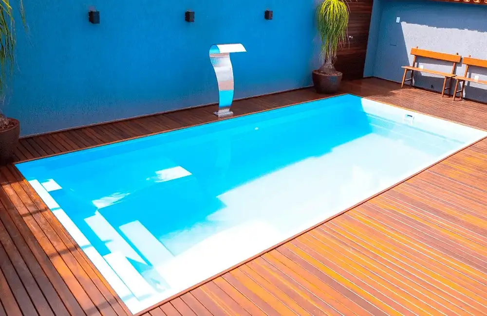 Cascata de inox na piscina de fibra