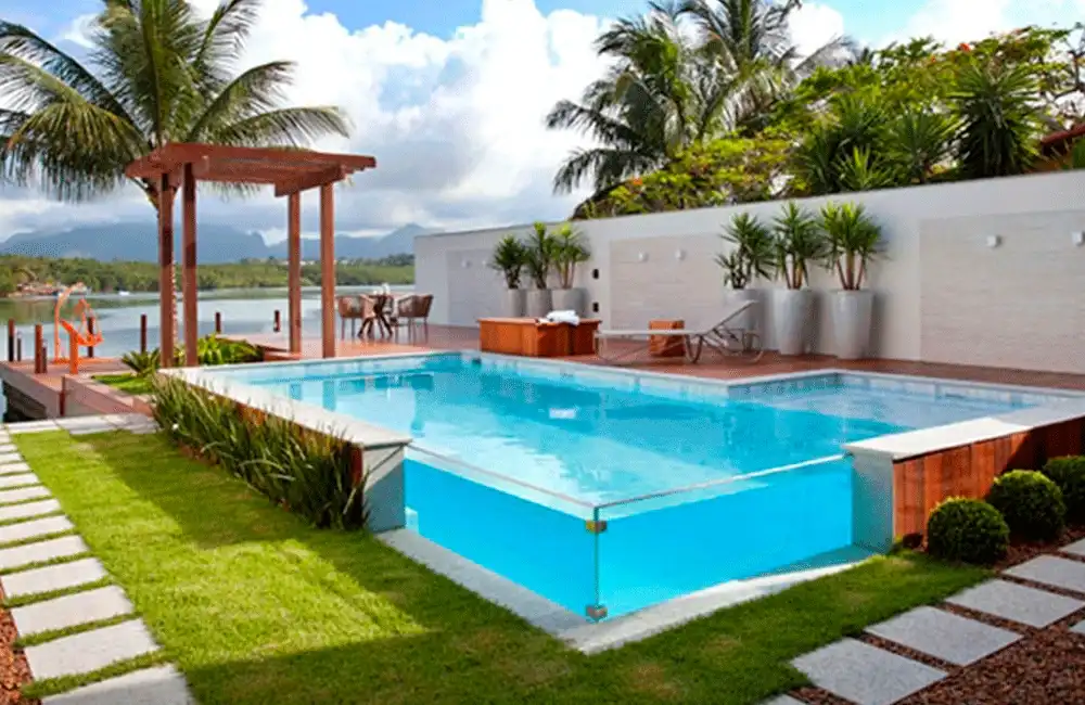 piscina de fibra com parede de vidro