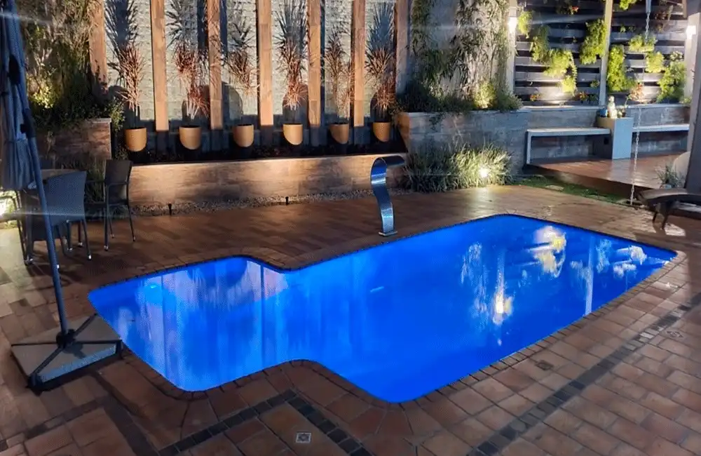 Piscina com iluminação